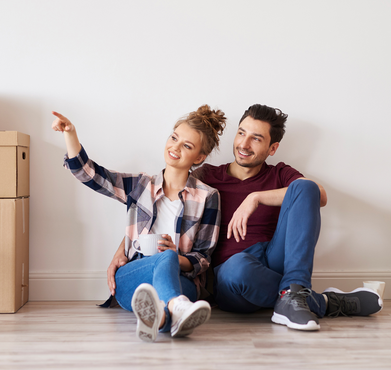 Pareja feliz en su nueva casa