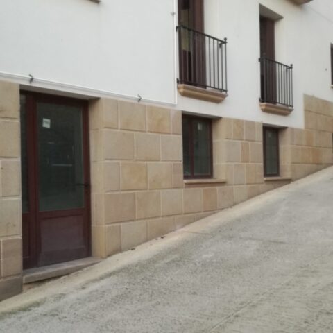 Exterior de bloque de viviendas en el Casco Histórico de Artajona