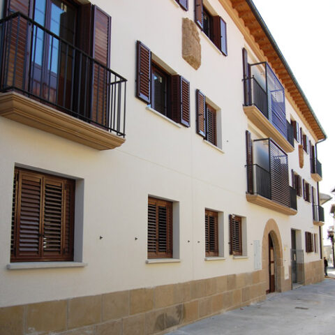 Fachada de bloque de viviendas en el Casco Histórico de Artajona