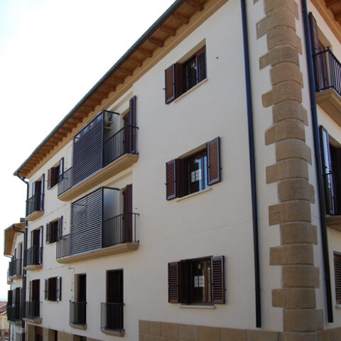 Fachada de bloque de viviendas en el Casco Histórico de Artajona