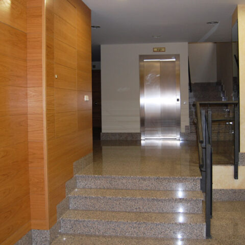 Portal de bloque de viviendas en el Casco Histórico de Artajona