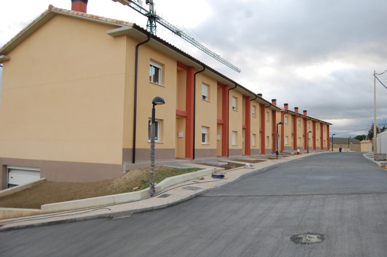 Calle con viviendas y jardines