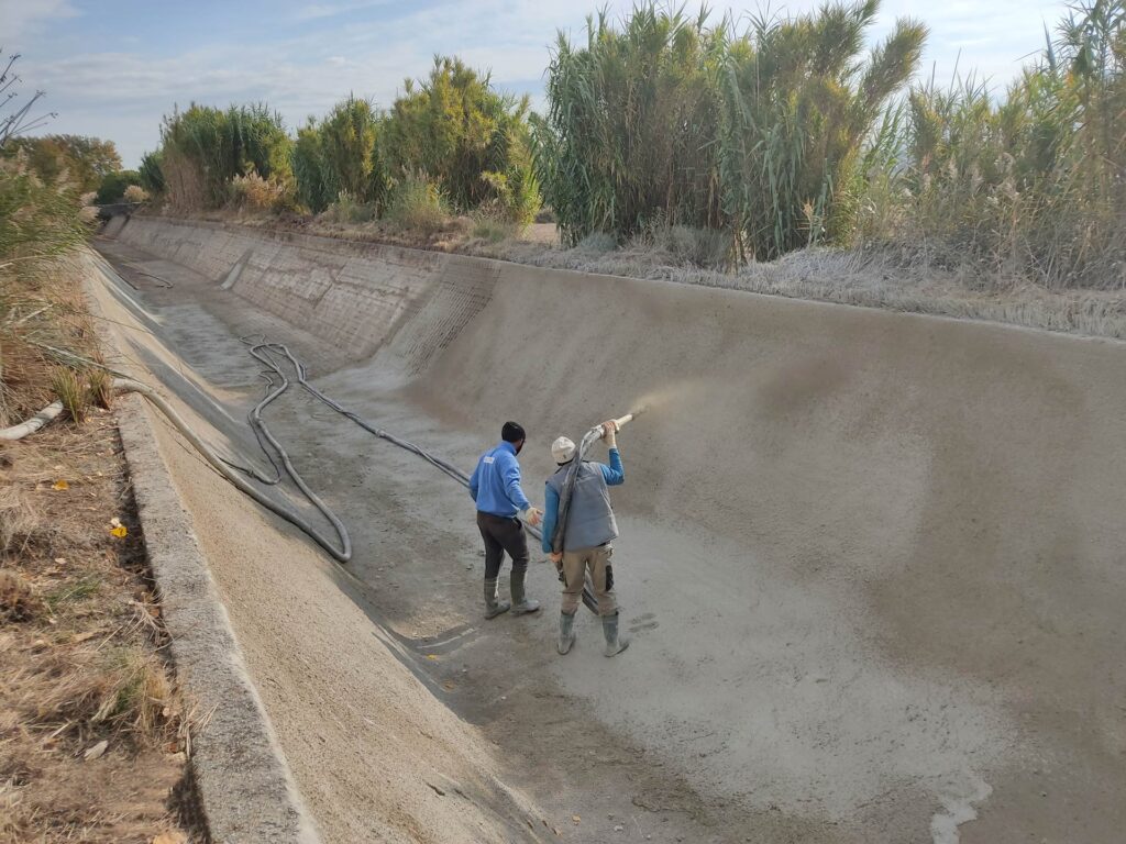 Trabajadores realizando gunitados en canales